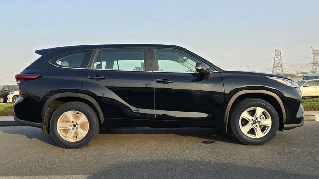 2026 Toyota Highlander LE 2.5L 4-Cylinder Hybrid Engine Black Grey SUV
