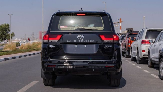 2026 Toyota Land Cruiser 300 VXR 3.5 Litres V6 Twin Turbo Petrol Black Beige SUV GCC Specs