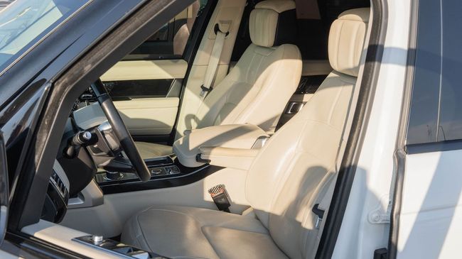 2020 Land Rover Range Rover Vogue 5.0-liter V8 Supercharged Engine White Beige SUV