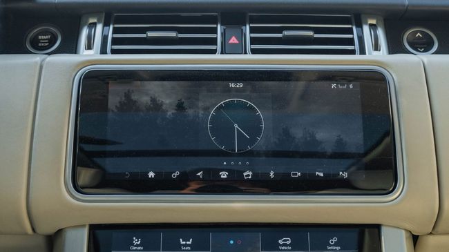2020 Land Rover Range Rover Vogue 5.0-liter V8 Supercharged Engine White Beige SUV