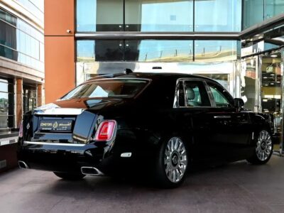 2019 Rolls-Royce Phantom Standard 6.75-liter twin-turbo V12 Engine Black White Sedan