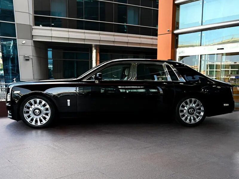 2019 Rolls-Royce Phantom Standard 6.75-liter twin-turbo V12 Engine Black White Sedan