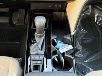 2025 Toyota Camry HEV LV Hybrid 2.5L 4 Cylinders Engine White Tan Sedan GCC