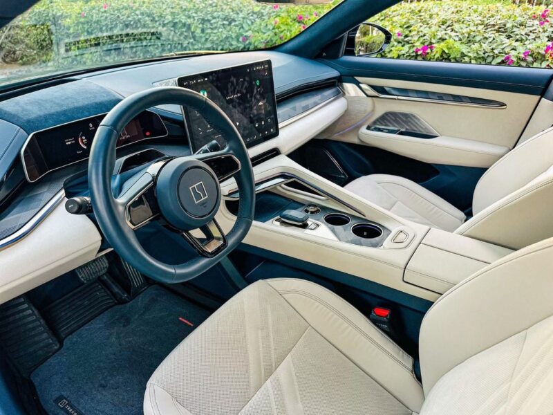 2024 Zeekr 001 Electric Vehicle Flagship AWD Black Beige Sedan 580 Km Range GCC