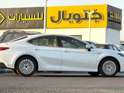 2025 TOYOTA CAMRY XLE 2.5L HYBRID 4 Cylinders Engine White Beige Sedan GCC