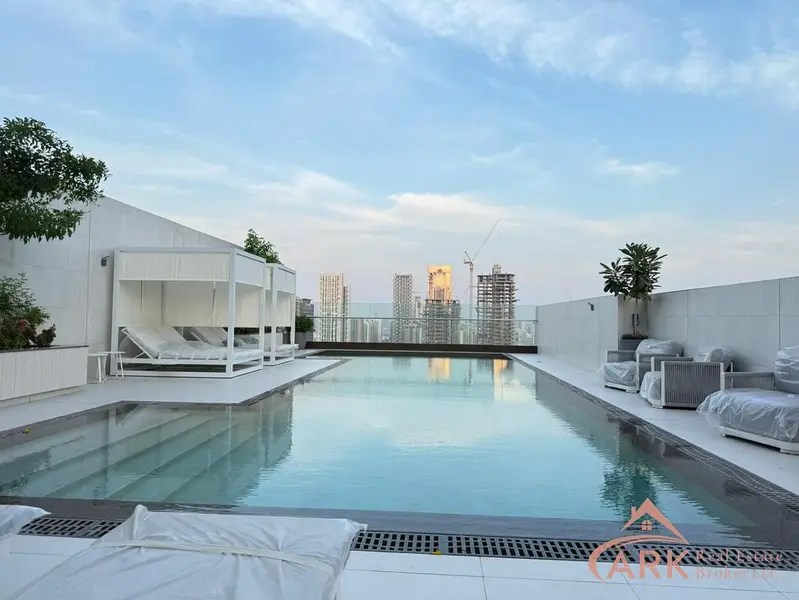 Sophisticated Design Spacious Living Park View