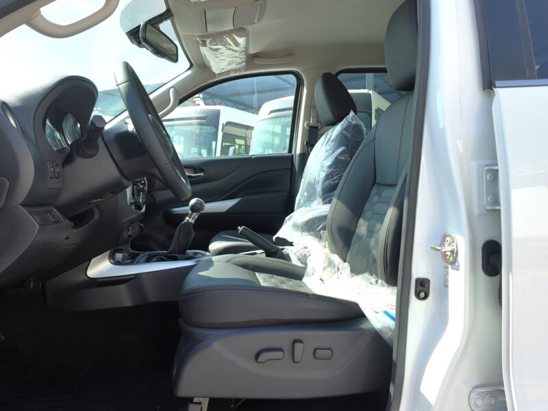 2025 NISSAN NAVARA DLX 2.5 L Turbocharged Diesel inline-4 Engine White Black Pickup Truck