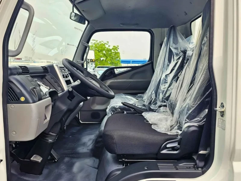 2025 Mitsubishi Fuso Canter CARGO 4.2 Litres DIESEL V6 Engine M/T White Black Truck GCC