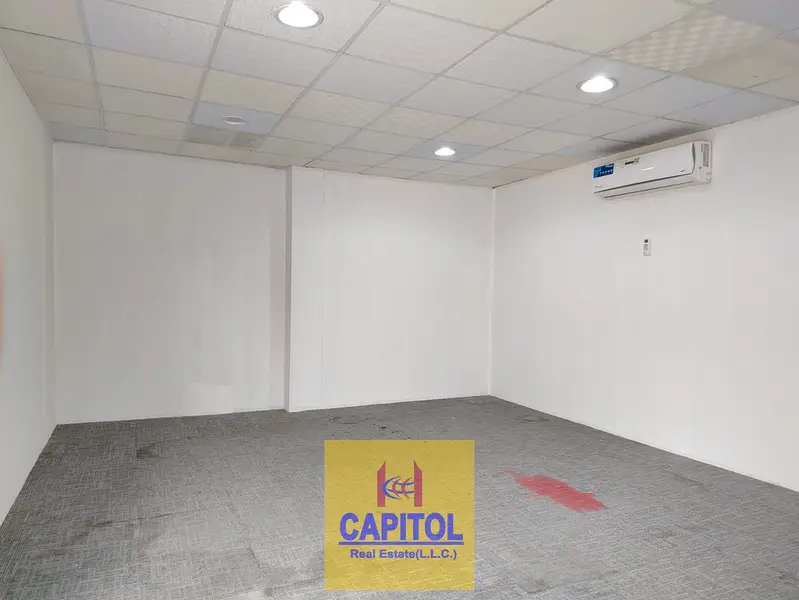 STORAGE WAREHOUS EUNIT DESIGNED FOR EASE OF ACCESS AND BUSINESS CONVENIENCE