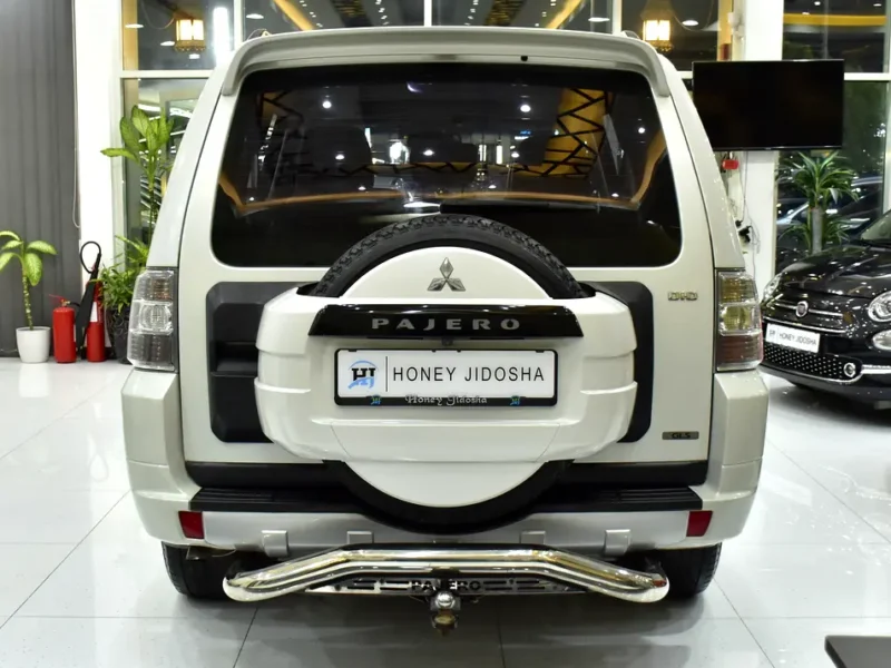 2012 Mitsubishi Pajero GLS 4 Cylinders Diesel Engine White Black SUV GCC Specs Automatic