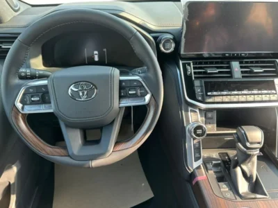 2025 TOYOTA Land Cruiser 300 VX 3.5L TT 6 Cylinders FULL OPTION White Black SUV GCC