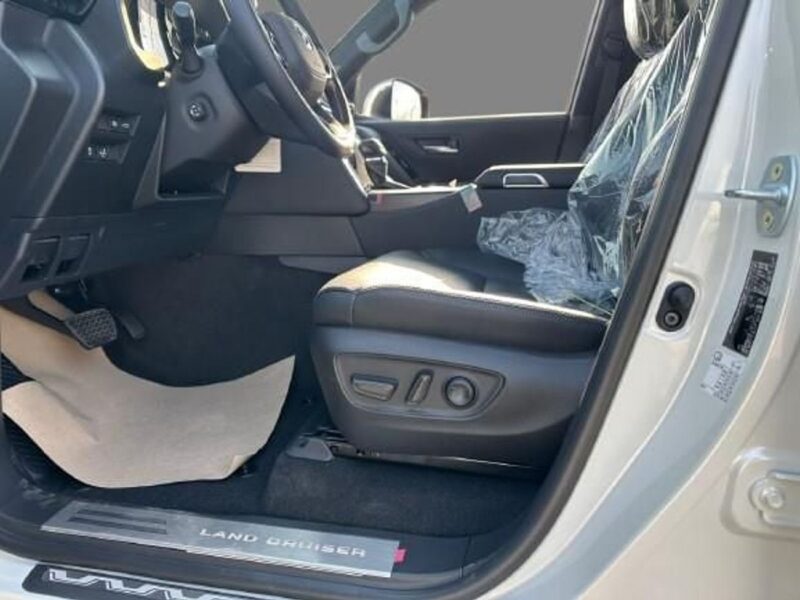 2025 TOYOTA Land Cruiser 300 VX 3.5L TT 6 Cylinders FULL OPTION White Black SUV GCC