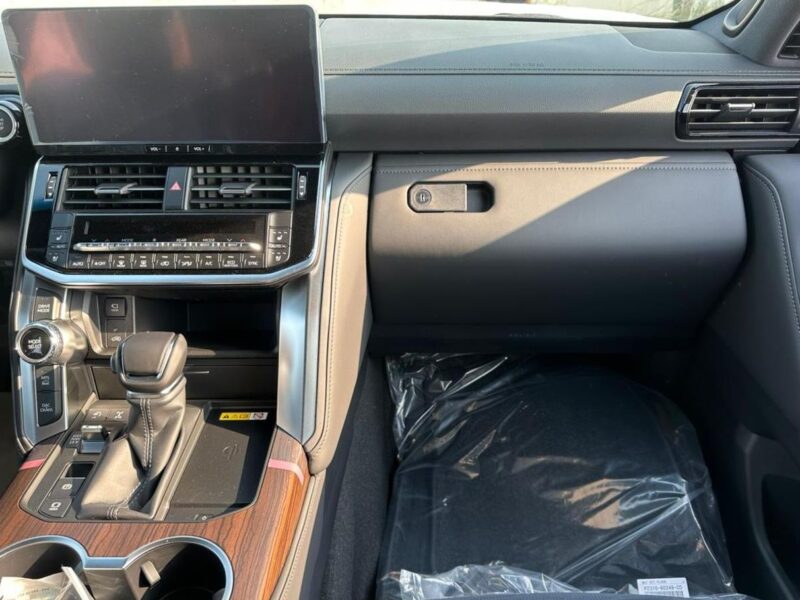 2025 TOYOTA Land Cruiser 300 VX 3.5L TT 6 Cylinders FULL OPTION White Black SUV GCC