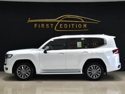 2022 Toyota Land Cruiser VXR 6 Cylinders Petrol Engine White Red SUV GCC Specs