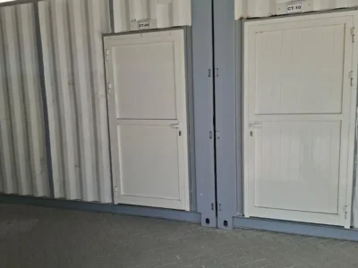 VERSATILE CONTAINER STORAGE UNIT FEATURING A CLEAN LAYOUT AND STORAGE SPACE