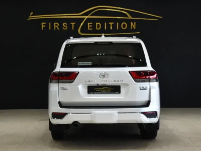 2022 Toyota Land Cruiser VXR 6 Cylinders Petrol Engine White Red SUV GCC Specs