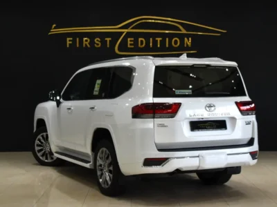2022 Toyota Land Cruiser VXR 6 Cylinders Petrol Engine White Red SUV GCC Specs