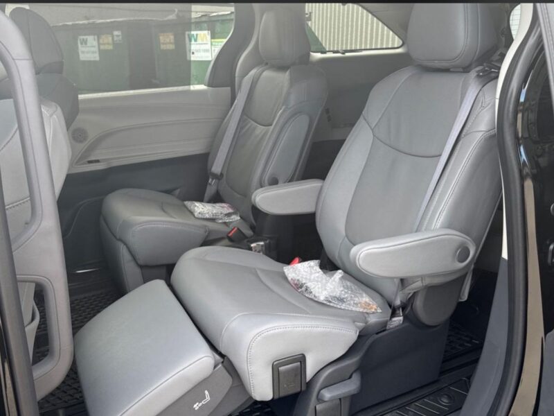 2026 Toyota Sienna 2.5 Litres inline‑4 Hybrid Engine Black Beige Minivan GCC Specs Automatic