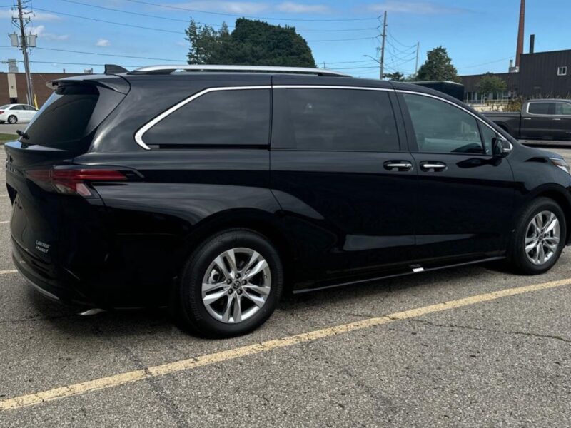 2026 Toyota Sienna 2.5 Litres inline‑4 Hybrid Engine Black Beige Minivan GCC Specs Automatic