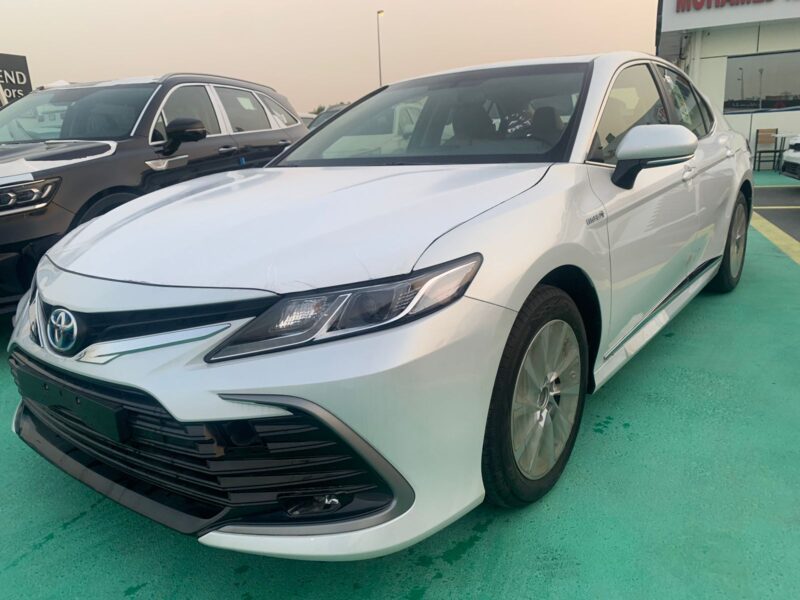 2024 Toyota Camry GLE Hybrid 2.5L E-CVT 4 Cylinders Hybrid Engine White Beige Sedan GCC Specs