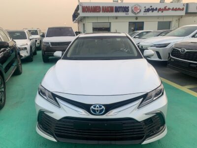 2024 Toyota Camry GLE Hybrid 2.5L E-CVT 4 Cylinders Hybrid Engine White Beige Sedan GCC Specs