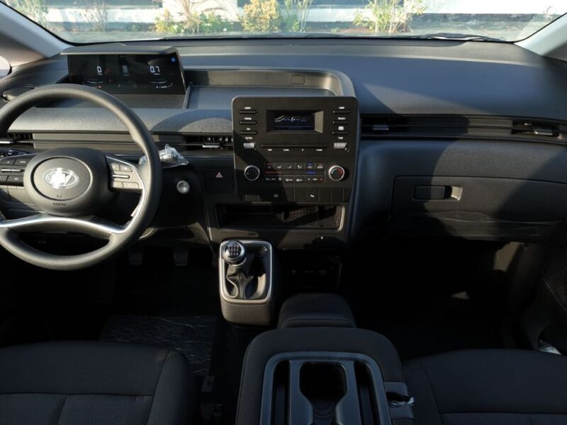 2026 Hyundai Staria 2.2 Litres 4 Cylinders Diesel Engine White Black Van GCC Specs Manual