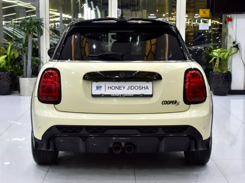 2022 MINI Cooper Cooper S 4 Cylinders Petrol Engine White Tan Hatchback GCC Specs Automatic