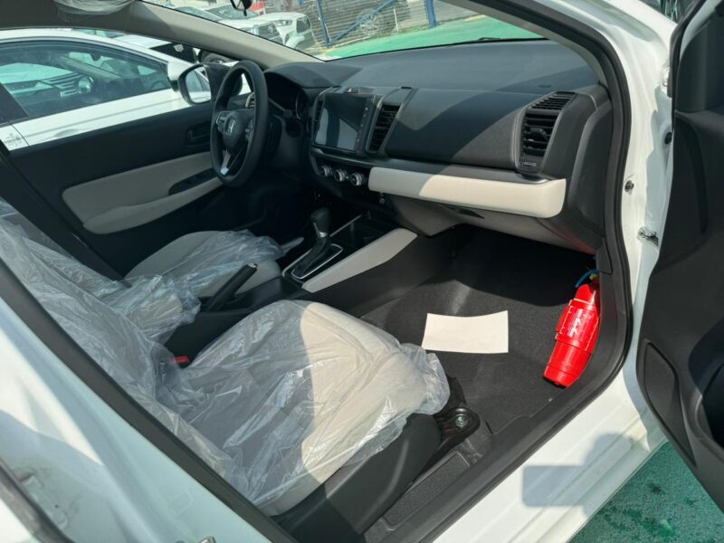 2024 Honda City 1.5-liter 4-Cylinder i-VTEC Petrol Engine White Beige Sedan GCC Specs Automatic