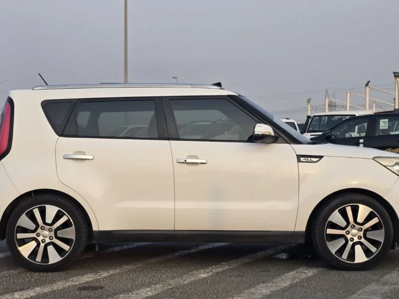 2016 Kia Soul EX TOP 2.0 Litres 4 Cylinders Petrol Engine White Black SUV GCC Specs Automatic