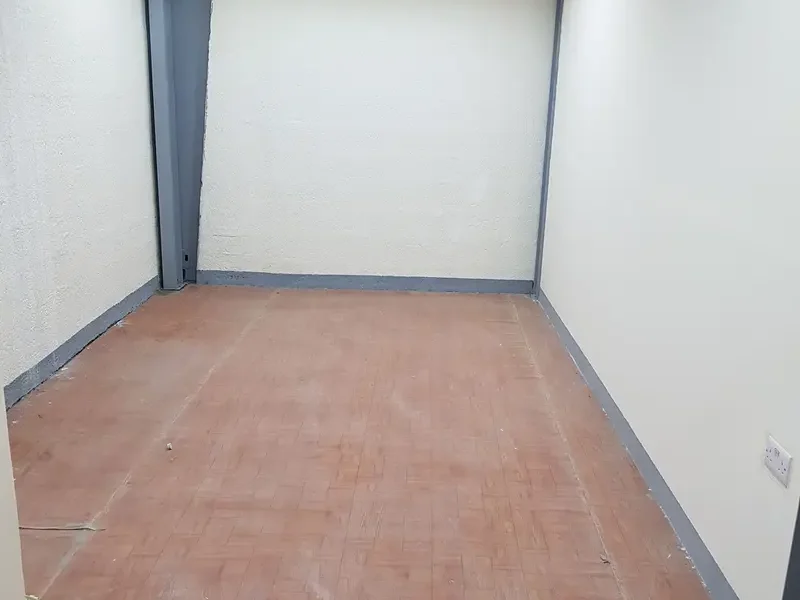Al Quoz Industrial Area 4 385 sqft on Mezzanine Floor with Window