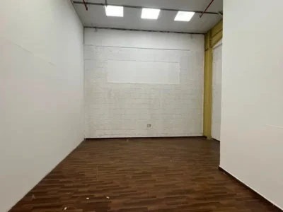Al Quoz Industrial Area 4 385 sqft on Mezzanine Floor with Window