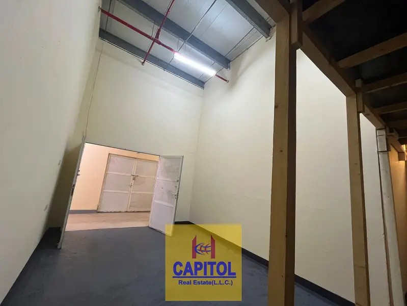 Al Quoz Industrial Area 4 385 sqft on Mezzanine Floor with Window