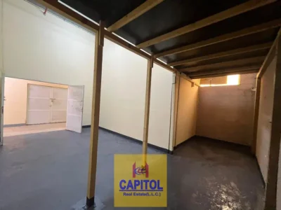 Al Quoz Industrial Area 4 385 sqft on Mezzanine Floor with Window