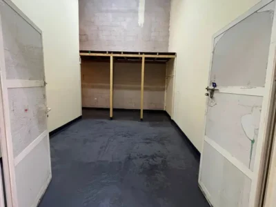 Al Quoz Industrial Area 4 385 sqft on Mezzanine Floor with Window