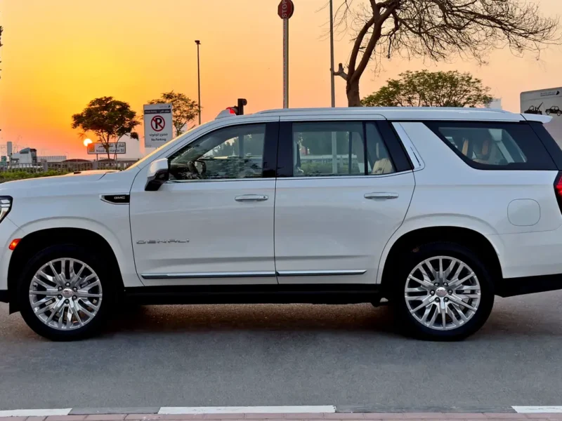 2024 GMC Yukon Denali 8 Cylinders Petrol Engine White Beige SUV GCC Specs Automatic
