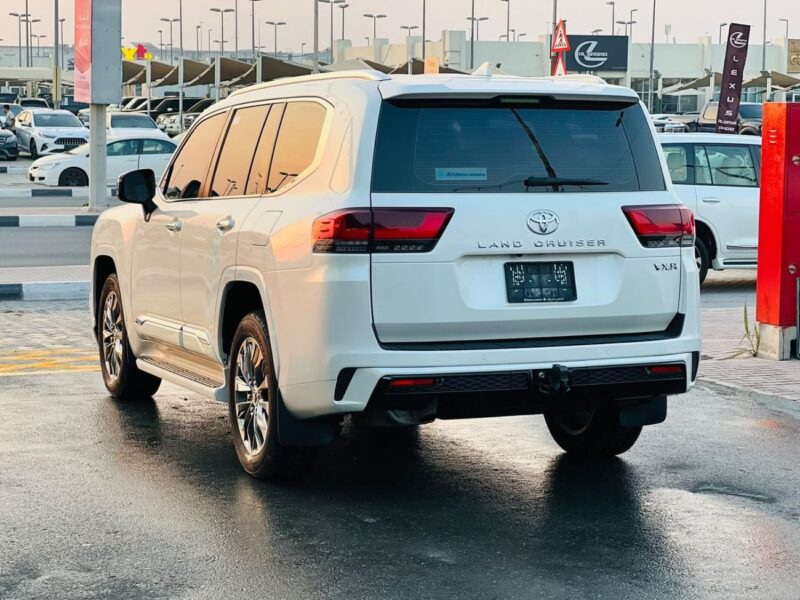 2024 Toyota Land Cruiser VXR 4.0L V6 Petrol Engine White Beige SUV GCC Specs Full Options