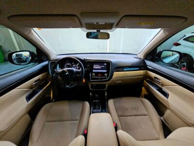2020 Mitsubishi Outlander GLX 2.4 Litres 4 Cylinders Petrol Engine Silver Beige SUV GCC Specs