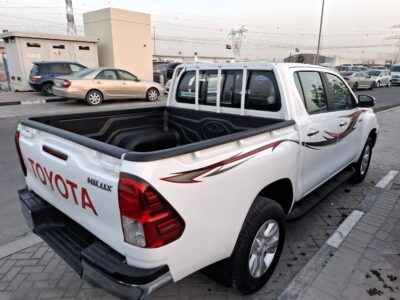 2019 Toyota Hilux 2.7L Dual VVT-i Inline-4 Petrol Engine White Black Pickup Truck GCC Specs
