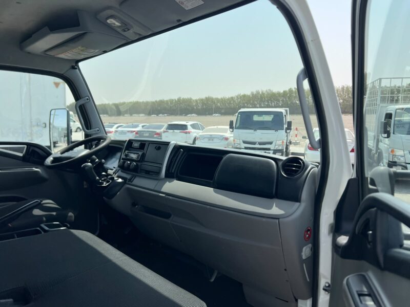 2022 Mitsubishi Canter 16FT Chiller 4.2L 4 Cylinders Diesel Engine White Black Truck GCC