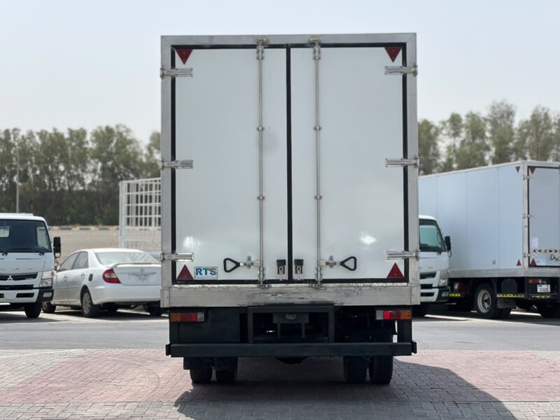 2022 Mitsubishi Canter 16FT Chiller 4.2L 4 Cylinders Diesel Engine White Black Truck GCC