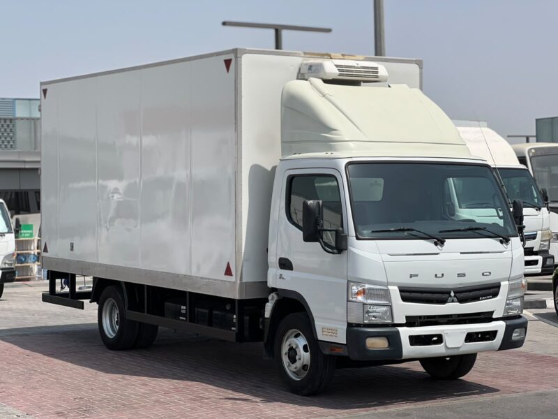 2022 Mitsubishi Canter 16FT Chiller 4.2L 4 Cylinders Diesel Engine White Black Truck GCC