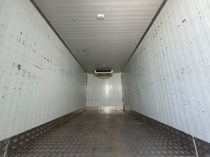 2022 Mitsubishi Canter 16FT Chiller 4.2L 4 Cylinders Diesel Engine White Black Truck GCC