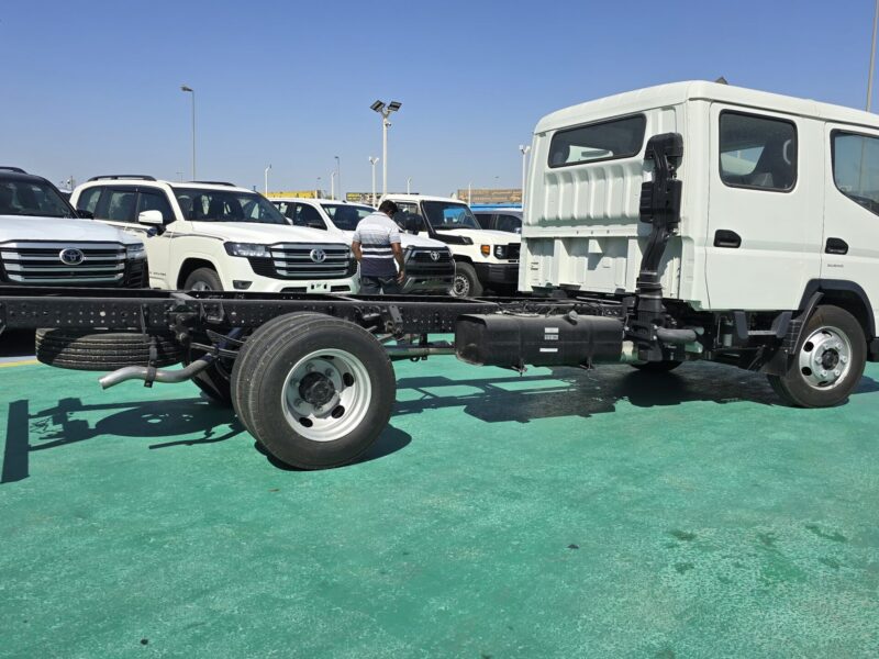 2026 Mitsubishi CANTER DOUBLE CAB 3.0L 4-cylinder Turbo Diesel Engine White Black Truck