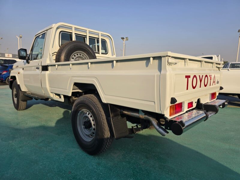 2026 TOYOTA LAND CRUISER 79 SINGLE CAB 2.8L TURBO DIESEL White Brown Pickup Truck