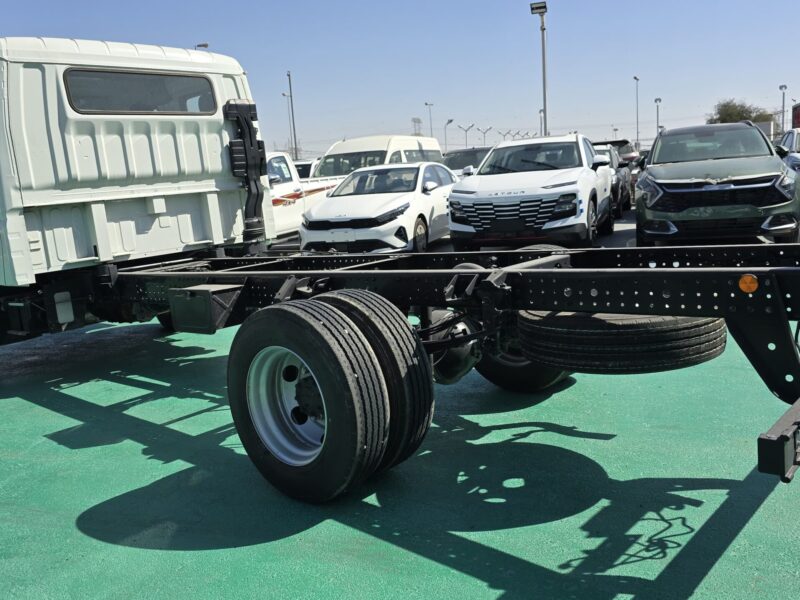 2026 Mitsubishi CANTER DOUBLE CAB 3.0L 4-cylinder Turbo Diesel Engine White Black Truck