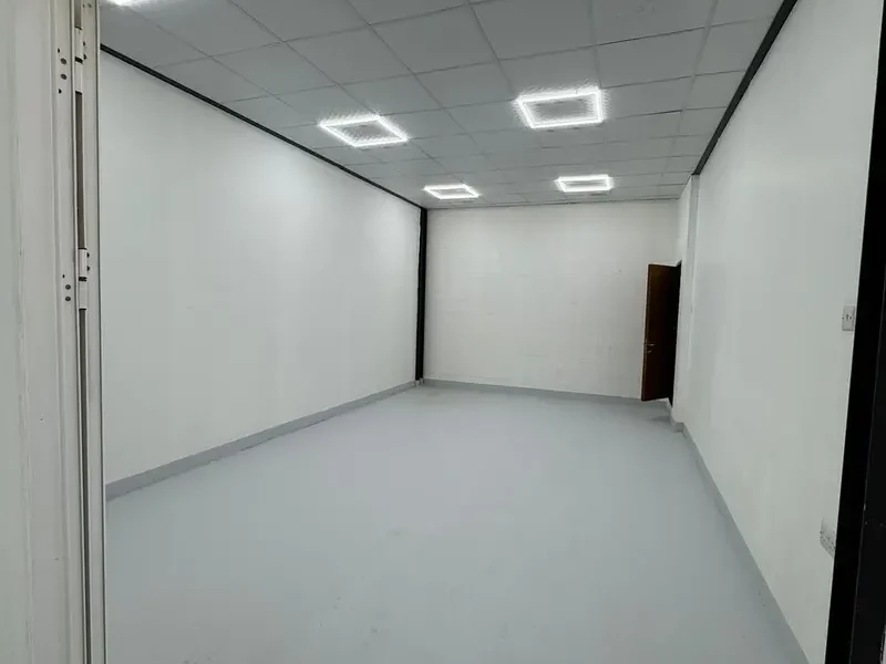 PREMIUM MAIN-ROAD WH# 400 SQFT OFFERING EASY CUSTOMER ACCESS-MODERN 60/60 CEILING DESIGN