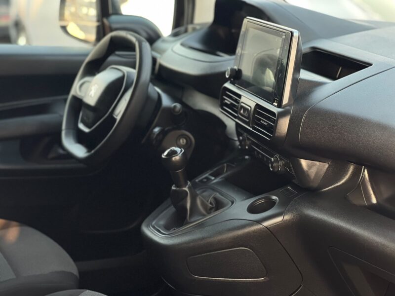 2023 Peugeot Partner 1.6 Litres 4 Cylinders Petrol Engine Manual White Grey Van GCC Specs