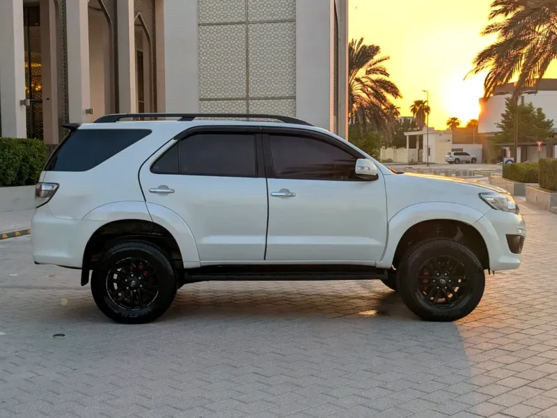2015 Toyota Fortuner EXR 2.7 Litres 4-Cylinder Petrol Engine White Beige SUV GCC Specs