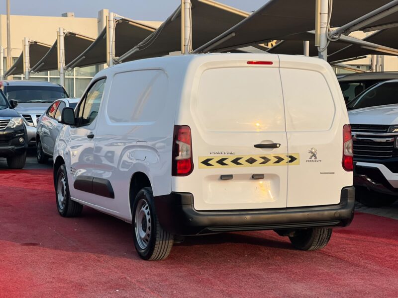 2023 Peugeot Partner 1.6 Litres 4 Cylinders Petrol Engine Manual White Grey Van GCC Specs
