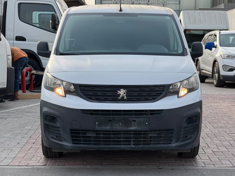 2023 Peugeot Partner 1.6 Litres 4 Cylinders Diesel Engine Manual White Grey Van GCC Specs